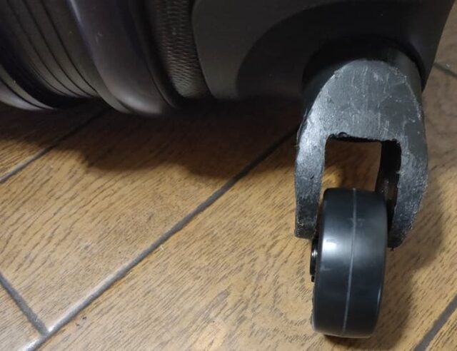 キャリーケース壊れたゴム車輪交換は自分で安く！_フォーク幅に合うように車輪のボスを削る_加工前は入らない