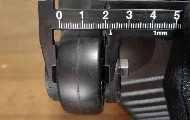 キャリーケース壊れたゴム車輪交換は自分で安く！_フォーク幅を測る