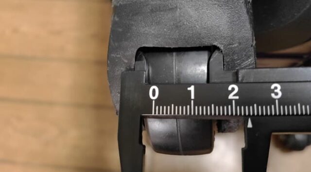 キャリーケース壊れたゴム車輪交換は自分で安く！_フォーク幅を測るときの注意点
