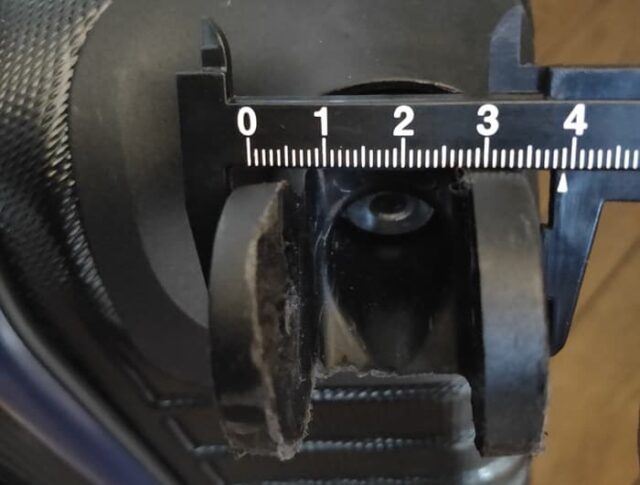 キャリーケース壊れたゴム車輪交換は自分で安く！_フォーク幅(外側)を測る