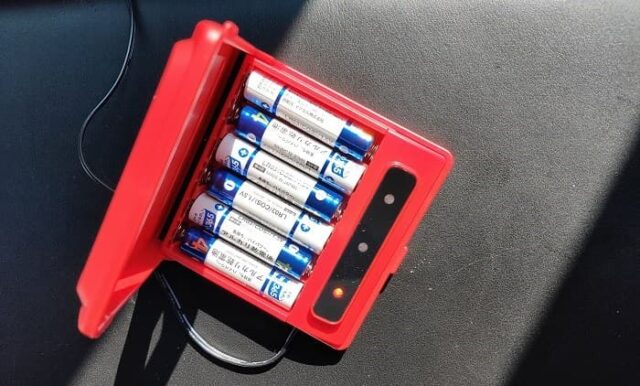 バッテリー交換手順_メモリーキーバーでバックアップ電源を確保_単４電池を６本入れる