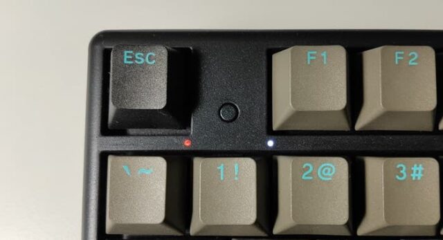静電容量無接点方式のザ・USキーボード『新NiZ X87』詳細設定&使用レビュー_外観チェック_左上ボタン＆インジケータ