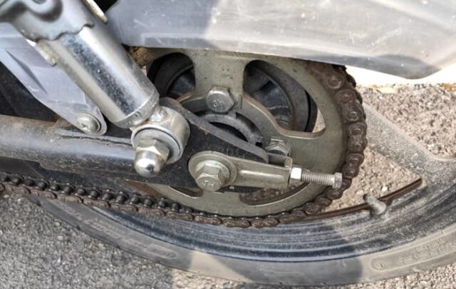 バイクの後輪タイヤ交換手順_交換準備_左のチェーン調整ネジを緩める